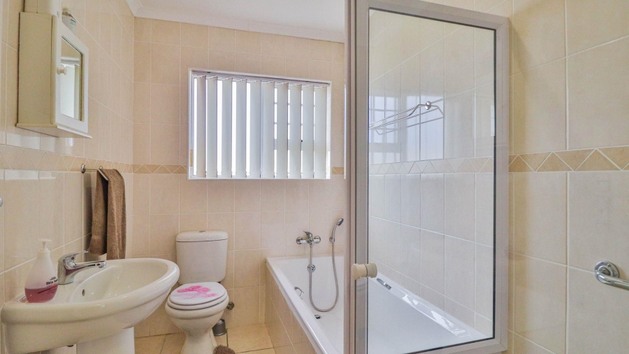 To Let 3 Bedroom Property for Rent in Heiderand Western Cape